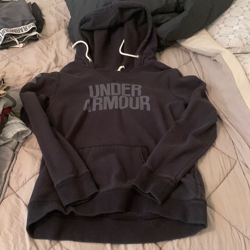 Women Medium Under Armour hooded sweatshirt